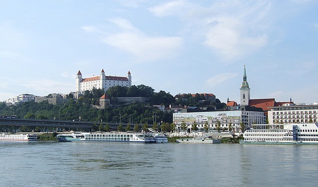 bratislava-456812_640